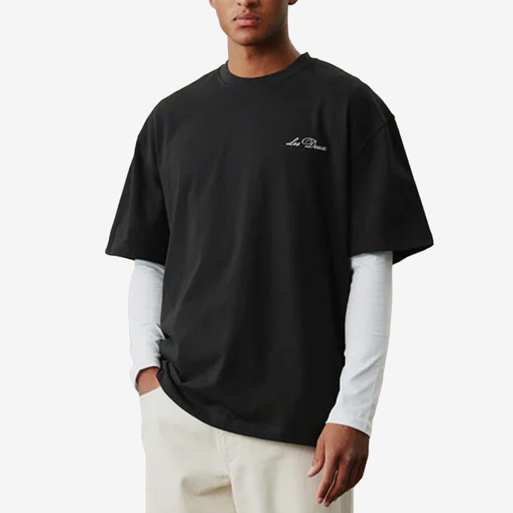 Svart Crew T-Shirt i oversize med vit logga på bröstet, tillverkad i 100% bomull