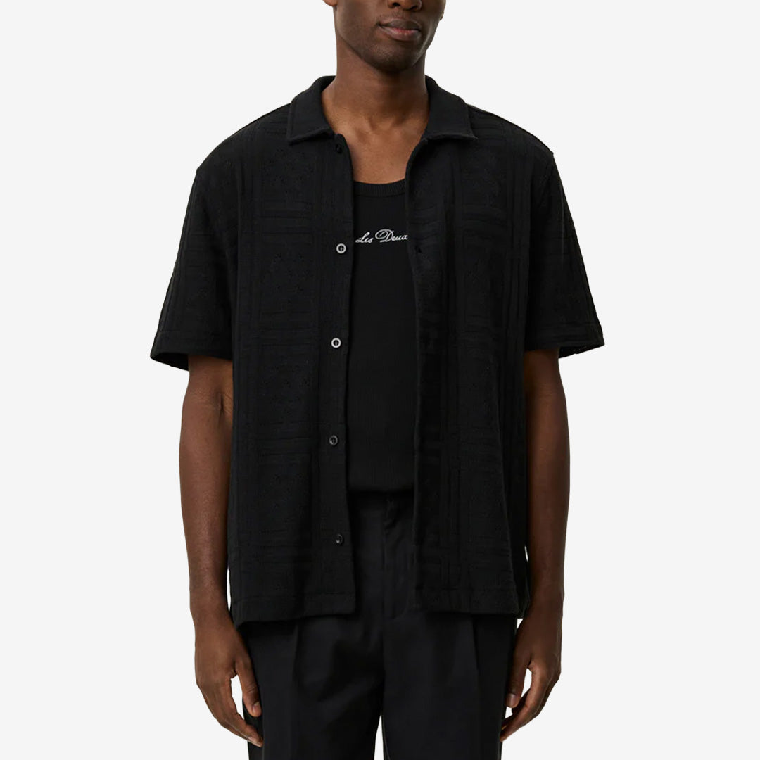 Svart Hector Pointelle SS Shirt med kort ärm, avslappnad krage och ton-i-ton knappar med pärlemorslook