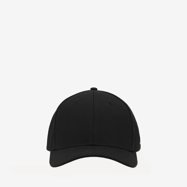Crew Organic Baseball Cap i svart med kontrasterande logobrodyr och justerbar bakrem