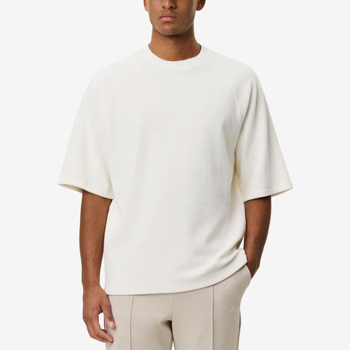 Sully Towel T-shirt i Light Ivory med handdukstextur, raglanärmar och ton-i-ton-brodyr bak i nacken