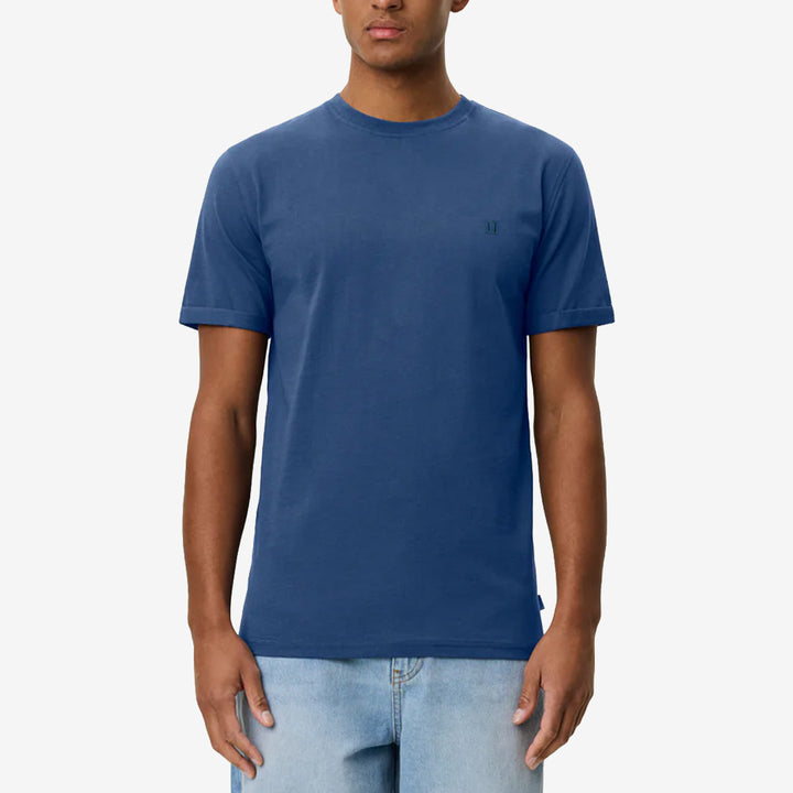 Norregaard Contrast T-Shirt i Dark Denim Blue med slim fit, uppvikta ärmar och bröstbrodyr