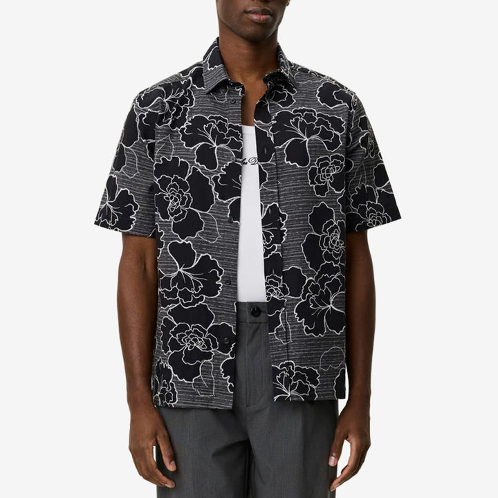 Charlie Poppy AOP SS Shirt i svart med kort ärm, klassisk krage och heltäckande vallmo-tryck