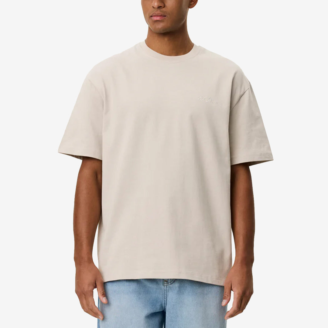 Crew T-Shirt i Light Sand med boxig passform, off-shoulder-söm och ton-i-ton Crew Signature på bröstet