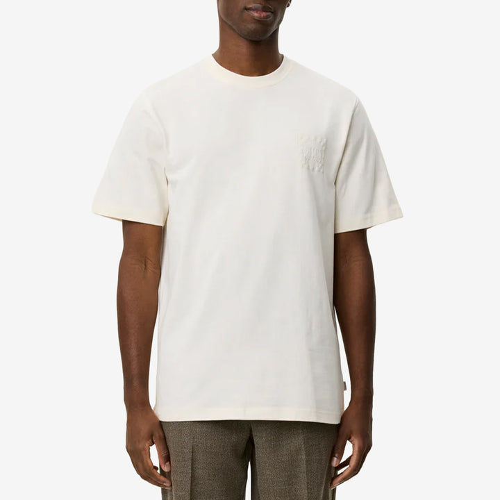 Ben Goods T-Shirt i Eggnog White med ton-i-ton tryck på bröstet och kontrasterande tryck på ryggen