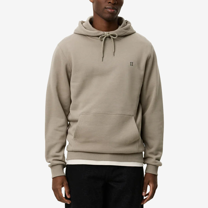 Norregaard Hoodie i Laurel Oak Sand med broderad logotyp och känguruficka