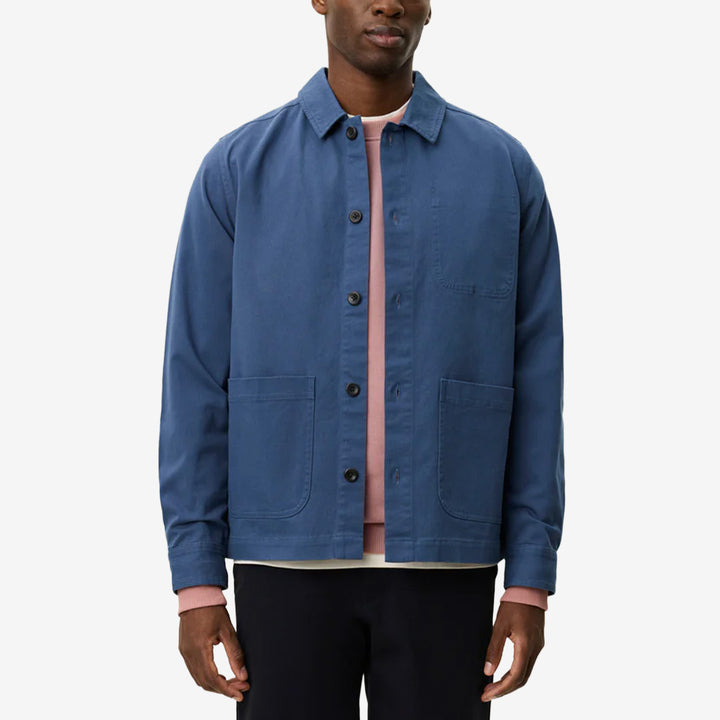 Layton Cotton Overshirt i Dark Denim Blue med knäppning framtill och framfickor