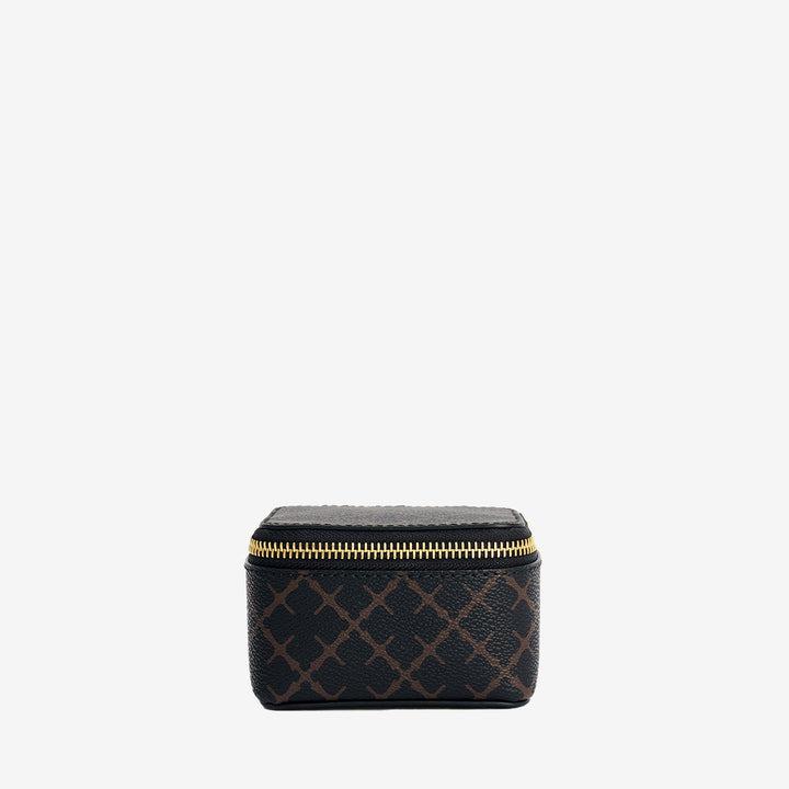 Smyckesväska i färgen Dark Chocolate Bae Bijoux i polyvinylklorid med fack för smycken och accessoarer.