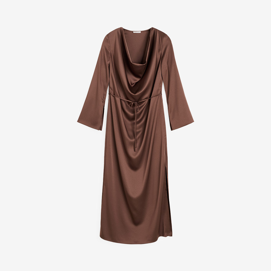 By Malene Birger Carrie satinklänning i chokladbrunt med draperad hals och knytband

