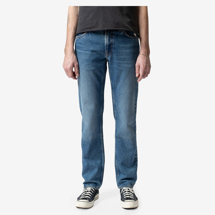 Nudie Jeans Gritty Jackson regular fit jeans för herr i Day Dreamer Mid Blue Wash med rak passform.