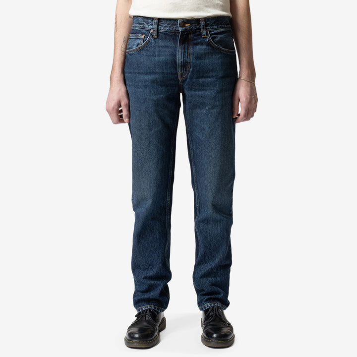 Nudie Jeans Gritty Jackson regular fit-jeans för herr i Blue Soil Dark Blue Wash med rak benvidd och subtila slitningar.