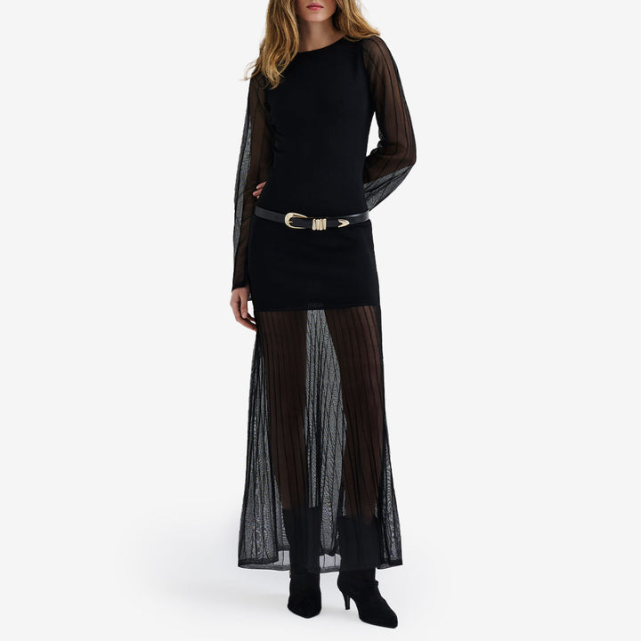 Malina figurnära stickad maxiklänning med transparenta ärmar och kjol – elegant klänning i viskosmix