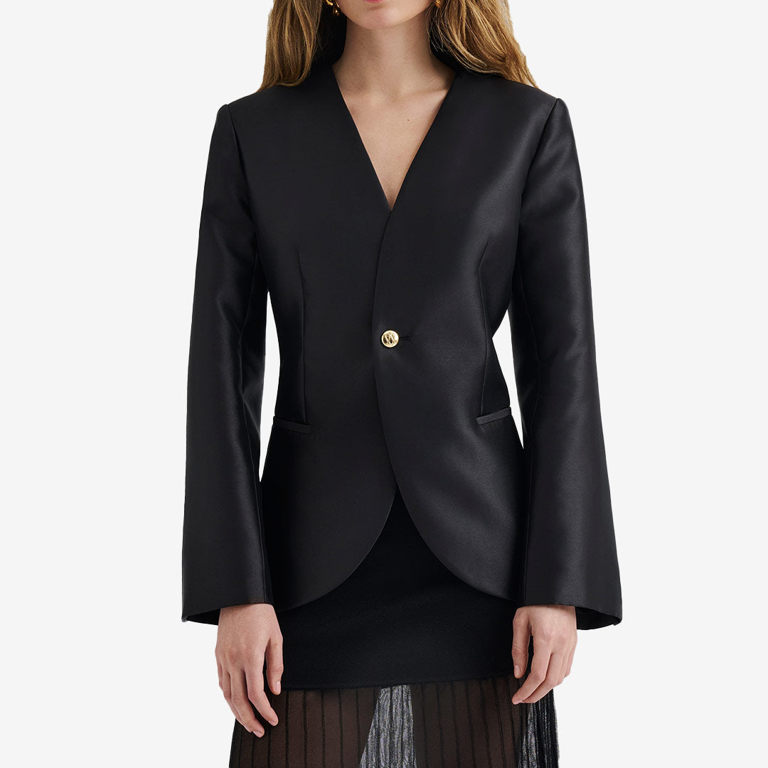 Svart figursydd satinblazer från Malina – Nori med elegant glansig finish

