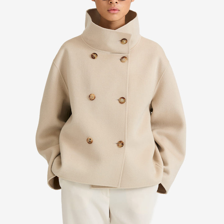 Stylein Tove Jacket – oysterfärgad kort ulljacka med funnel collar och asymmetrisk knäppning