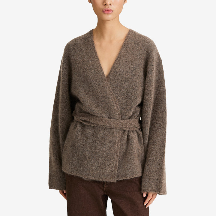 Stylein Neriselle Cardigan 12681 i Brown, stickad omlottkofta med knytband i midjan för dam.