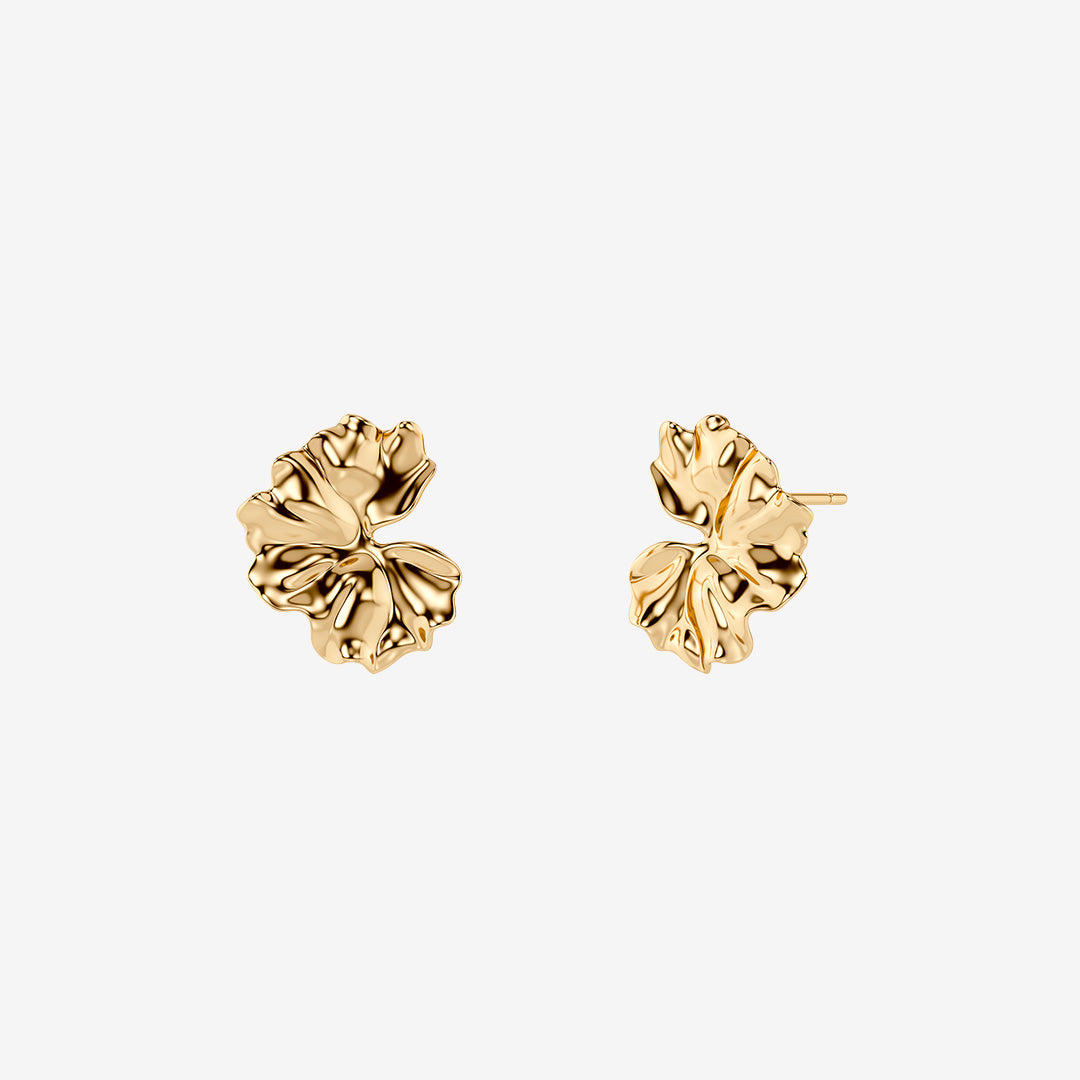 Gerana Studs S Gold små örhängen i guldpläterat rostfritt stål med stiliserat blomblad