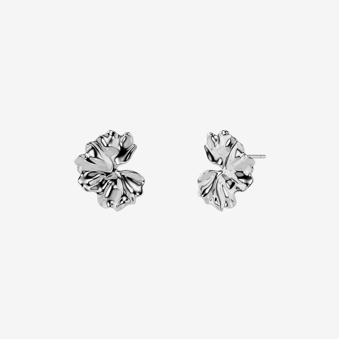 Gerana Studs S Steel små örhängen i blankt rostfritt stål med stiliserat blomblad