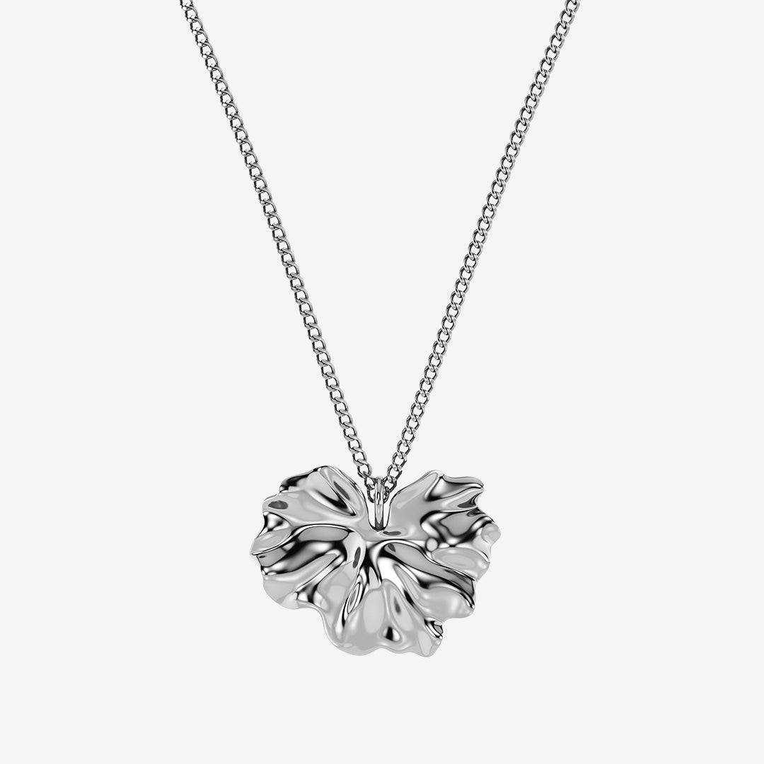 Gerana Necklace S Steel halsband i blankt rostfritt stål med stiliserat blomblad
