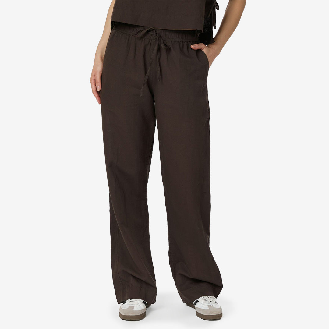 Sonar Linen Pants i mörkbrun färg, byxor i bomull med smockmidja och dekorativa banddetaljer.