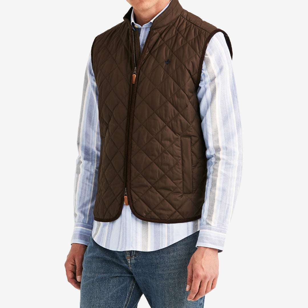 Morris Teddy Quilted Vest i Brown med quiltade detaljer och mjuk teddykvalitet i 100 % polyester.