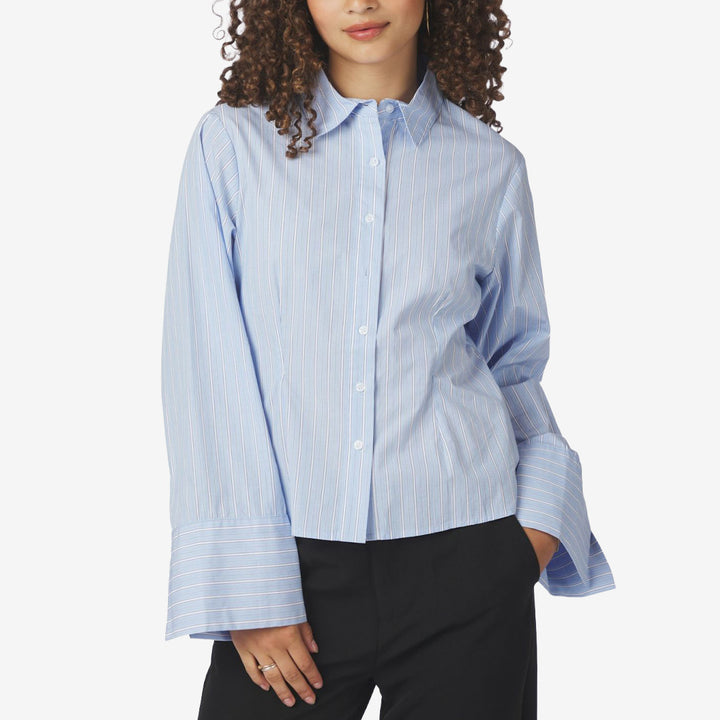 Neo Noir Rosa Stripe Shirt i ljusblått randigt mönster med vida ärmar och manschetter för dam