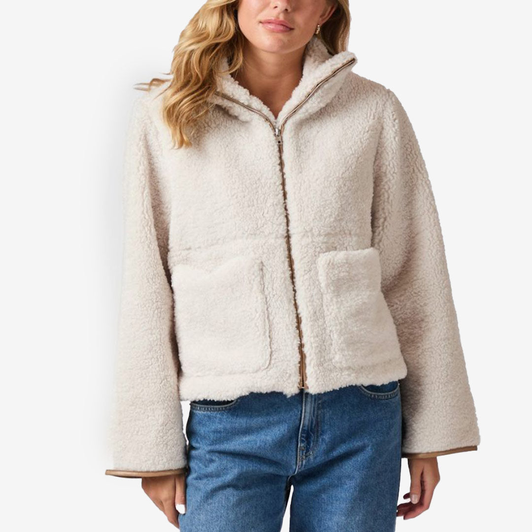 Effa Teddy Jacket i färgen Ivory, ljus damjacka i mjuk teddy med dragkedja och fickor