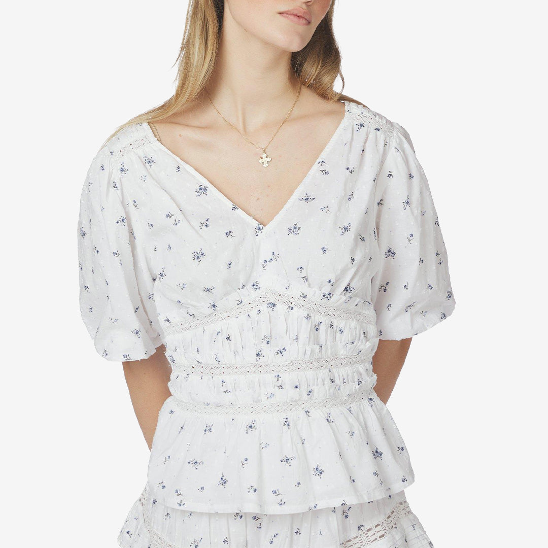 Neo Noir Sapura blå blommig blus med v-ringning och korta lösa ärmar
