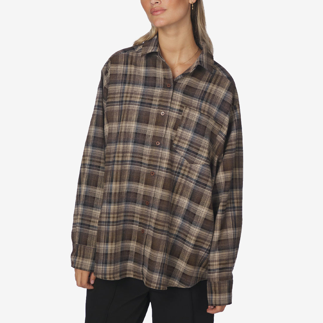 Neo Noir Dalma Flannel Check Shirt rutig skjorta för dam i Dark Taupe med oversized passform och mjuk flanellkvalitet.