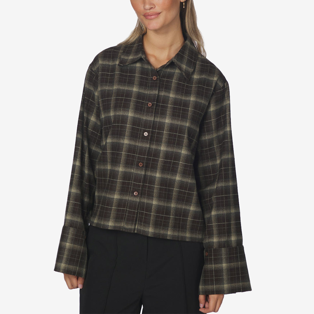 Neo Noir Jaylin Flannel Check Shirt rutig skjorta för dam i Dark Brown med boxy passform, lång ärm och knappstängning framtill.