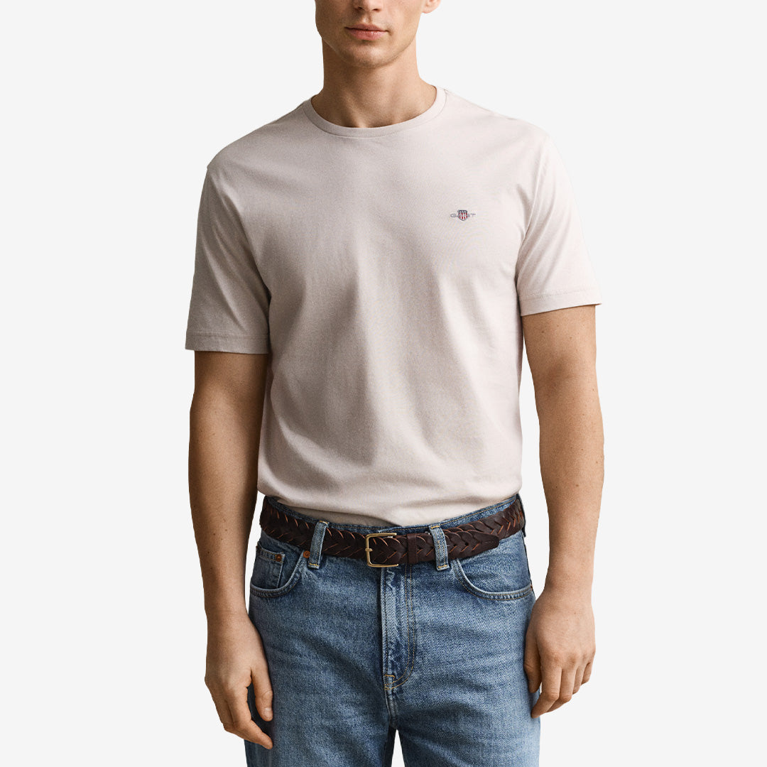 Gant Regular Shield T-Shirt 2003184 i Clay Beige med broderad logotyp för herr