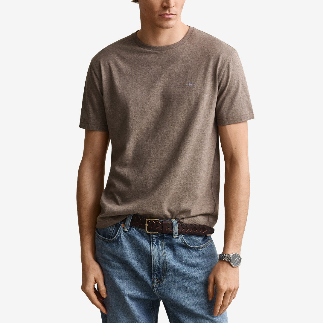 Gant Regular Shield T-Shirt 2003184 i Dark Hazelnut Melange med broderad logotyp för herr