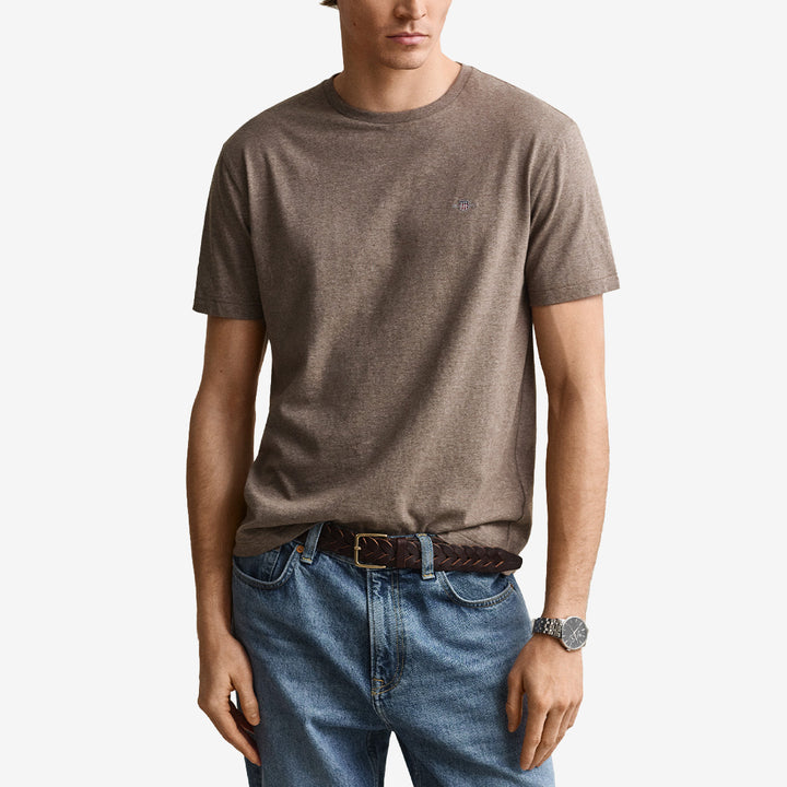 Gant Regular Shield T-Shirt 2003184 i Dark Hazelnut Melange med broderad logotyp för herr