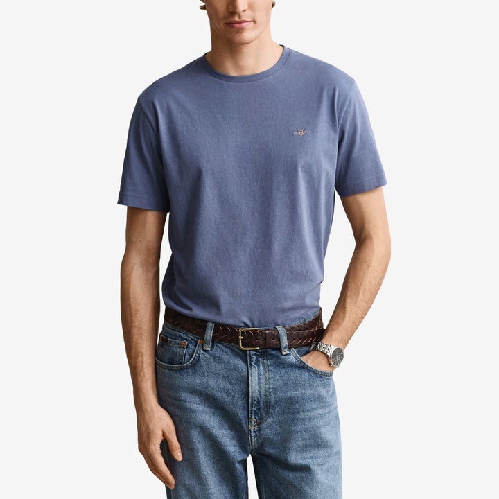 Gant Regular Shield T-Shirt 2003184-476 i Blue Horizon med broderad logotyp för herr