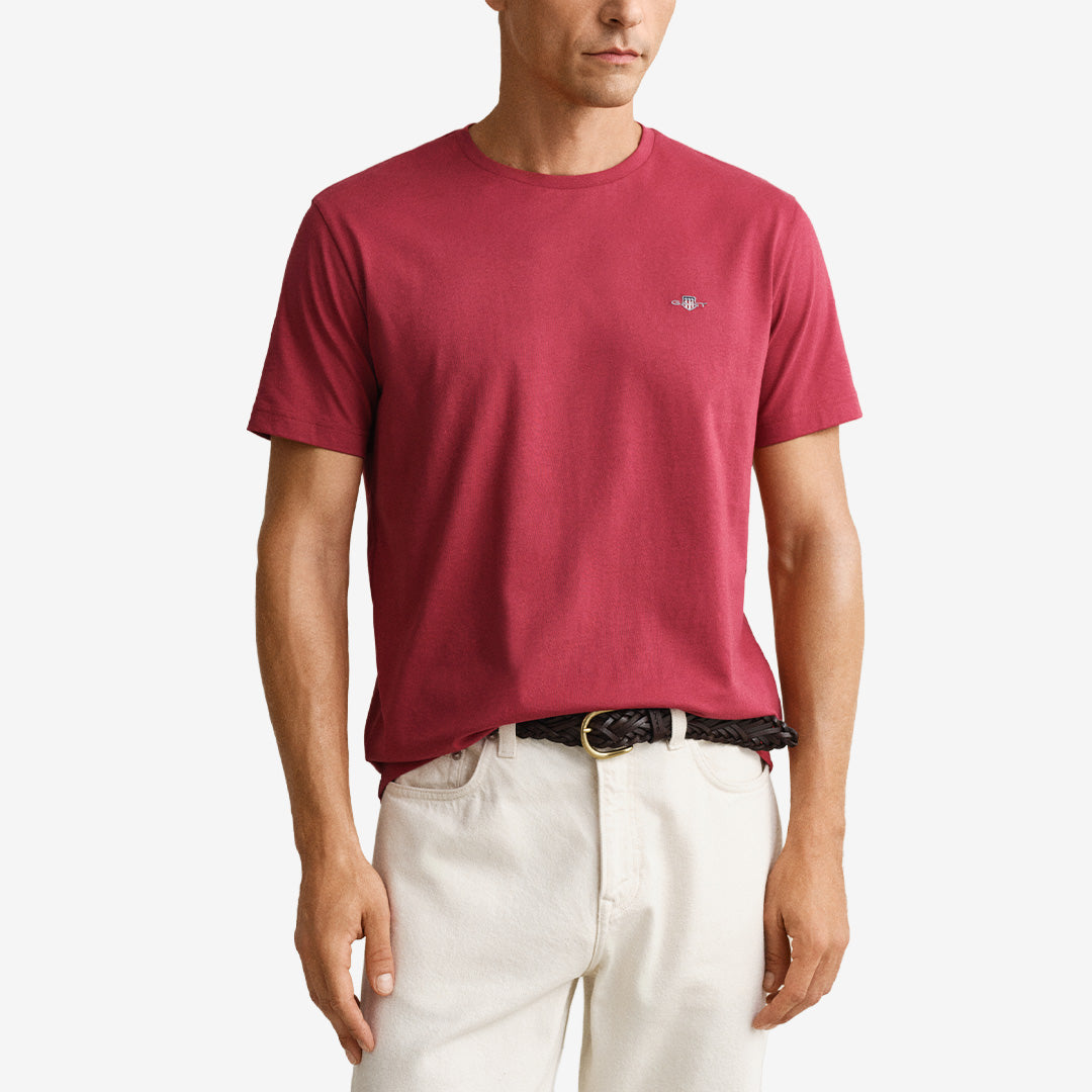 Kortärmad T-shirt i 100 % bomull i färgen muted red med regular fit och broderad sköld på bröstet