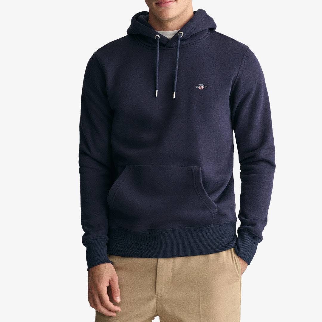 Gant Shield Hoodie 2007058 i Evening Blue med huva och känguruficka för herr