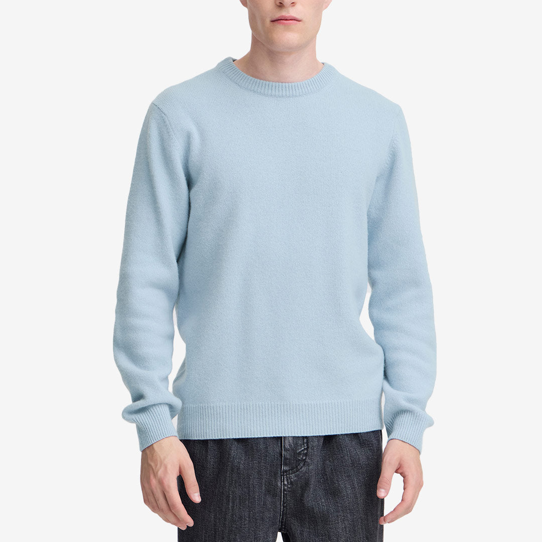 Karl Crew Neck Bounty Knit Placid Blue stickad ulltröja med rund hals från Casual Friday