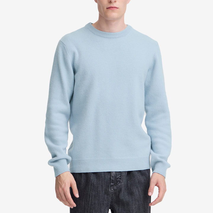 Karl Crew Neck Bounty Knit Placid Blue stickad ulltröja med rund hals från Casual Friday