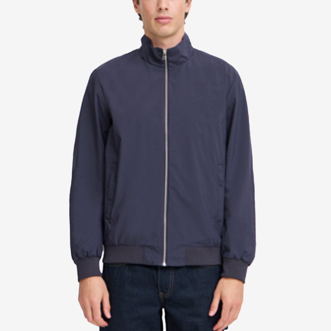 Casual Friday jacka i färgen Navy med dragkedja fram och hög krage