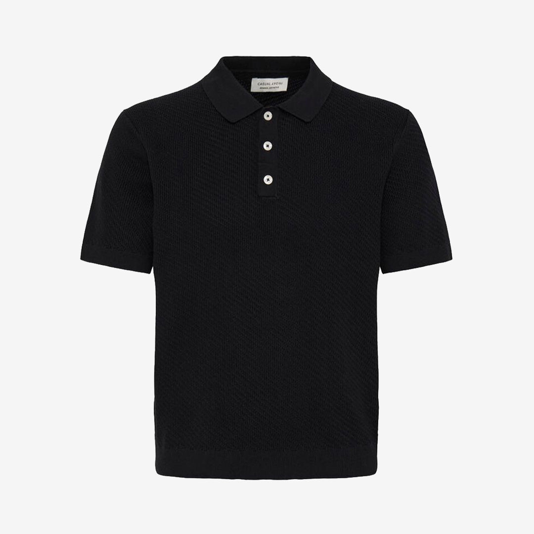 CFISAKSSON SS Polo Knit i färgen Dark Navy, kortärmad och klassisk design