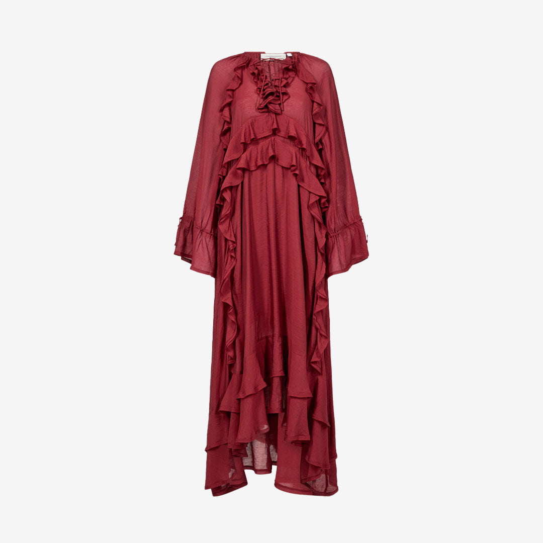 Röd maxiklänning med volanger och transparenta ärmar, CMNORMA-DRESS framifrån.