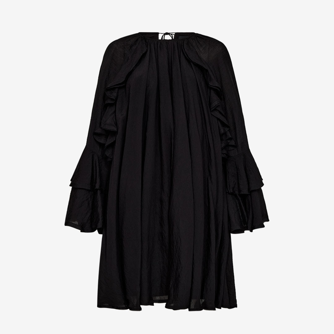 Svart volangklänning med vida ärmar och knytning i nacken, CMNORMA-DRESS i färgen Black.

