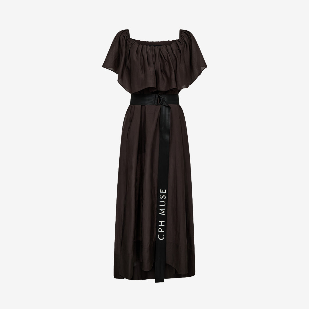 Copenhagen Muse CMMOLLY-DRESS off shoulder-klänning i premium lyocell med volang, sidfickor och midjebälte, färg Mulch 206661