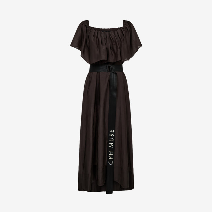 Copenhagen Muse CMMOLLY-DRESS off shoulder-klänning i premium lyocell med volang, sidfickor och midjebälte, färg Mulch 206661
