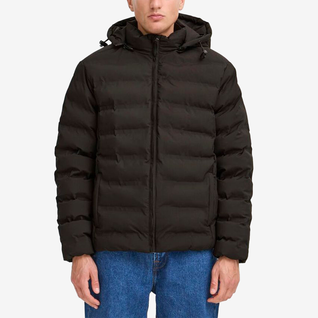 SDMilas jacka i färgen True Black, svart lättviktsjacka för herr i polyester med dragkedja