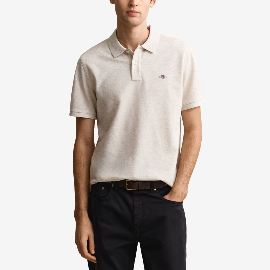 Kortärmad piqué polo från Gant i färgen seed melange med regular fit och broderad sköld på bröstet