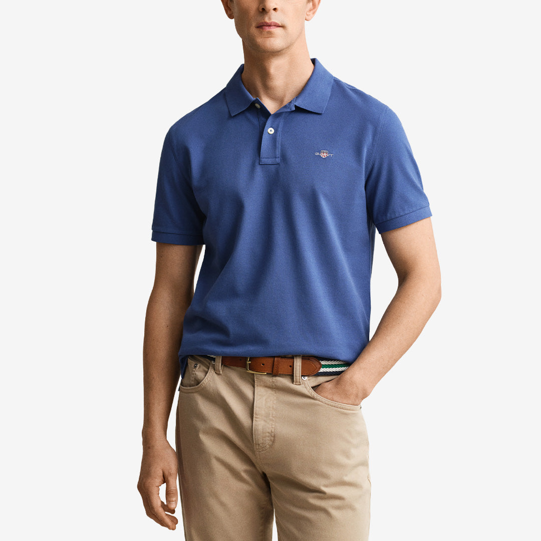 Kortärmad piqué polo från Gant i färgen vintage blue med regular fit och broderad sköld på bröstet