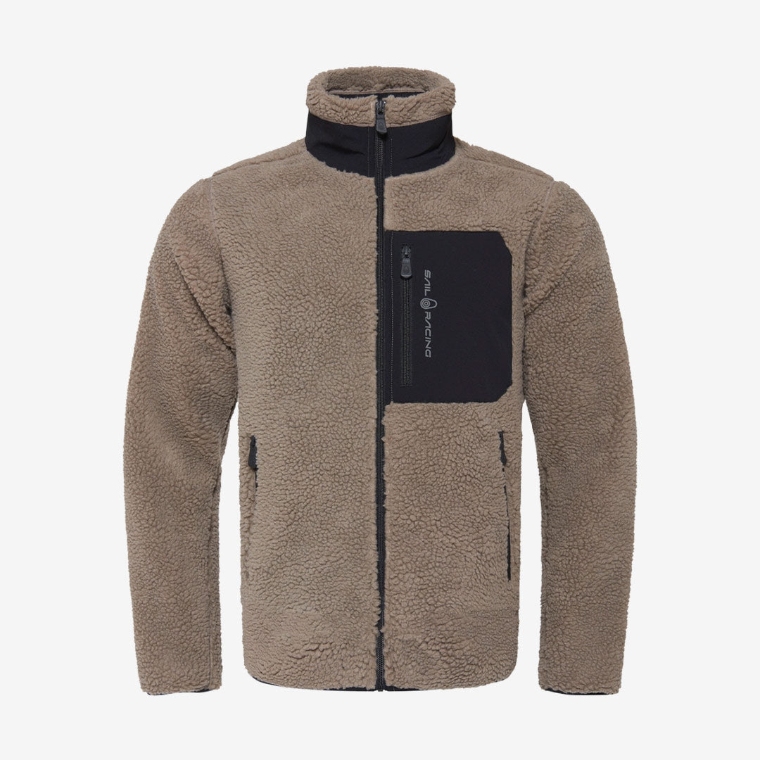 Sail Racing Bowman Pile Zip Jacket i Sand i återvunnen polyester med dragkedja, bröstficka och Sail Racing-logga.