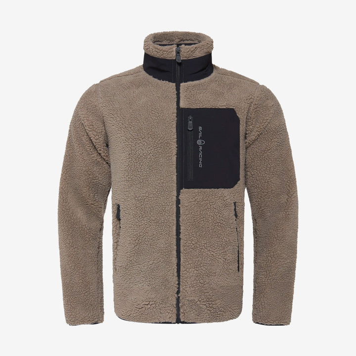 Sail Racing Bowman Pile Zip Jacket i Sand i återvunnen polyester med dragkedja, bröstficka och Sail Racing-logga.
