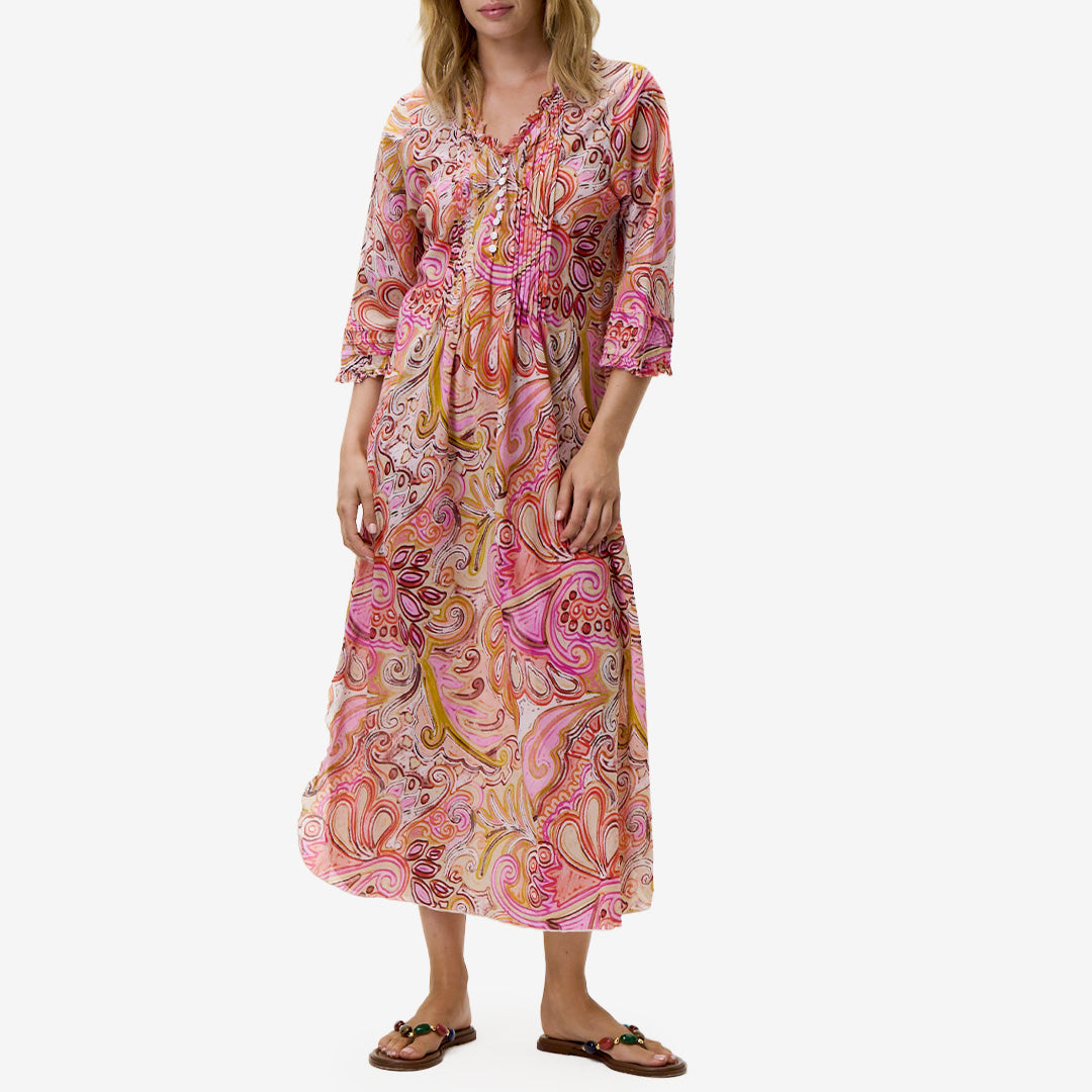 OneSeason Muscat Long Poppy mönstrad långklänning i bomull med trekvartsärm och knappar framtill i cerise rosa och gult mönster.
