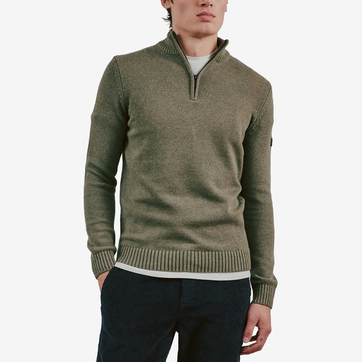Bruun & Stengade BS Cunha Regular Fit Knitwear för herr i Olive med hög krage, halv dragkedja och mjuk bomullskvalitet.