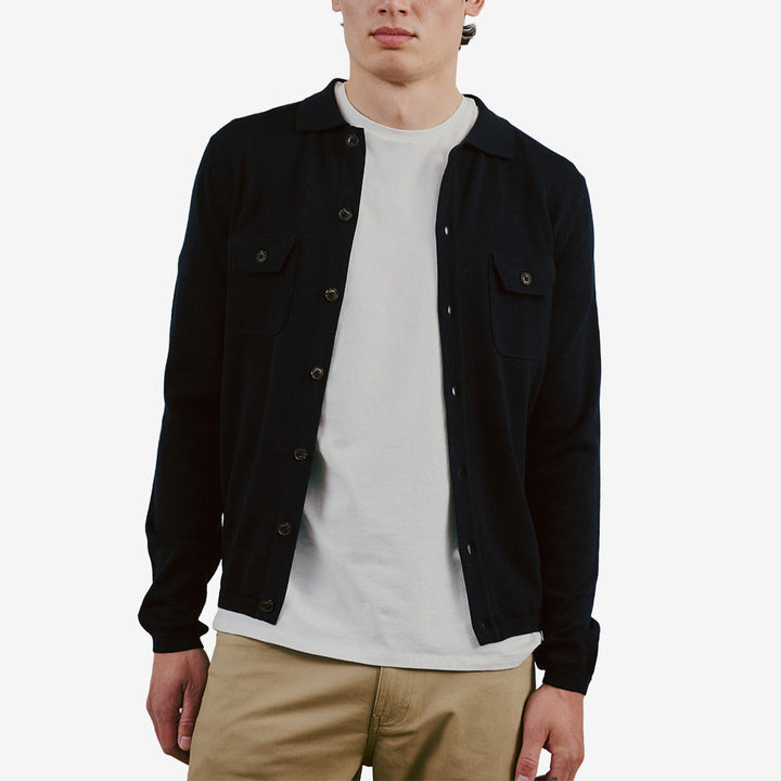 Bruun & Stengade BS Zaouma Regular Fit Overshirt för herr i Navy, tillverkad i 100% extra fin merinoull med klassisk krage och knappstängning.